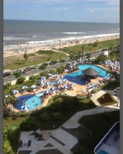 una vista aerea di un resort con spiaggia di Apto Cond Ilhas do Caribe - Pr - Beira Mar a Matinhos