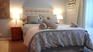 um quarto com uma cama com duas toalhas em Pukeko Nest em Russell