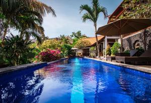 een zwembad in de achtertuin van een villa bij Villa Bukit Malas 2 in Amed