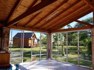 un ampio portico schermato con finestre e soffitto in legno di Los Teros a Goya Altre 8 foto