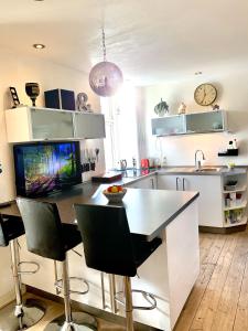 Køkken eller tekøkken på Four Individual Beautiful Spacious Rooms In Stylish Apartment
