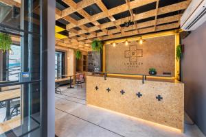 曼谷LOBSUEK Hostel的享有带柜台的餐厅酒吧的景色