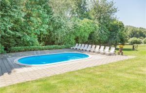 a swimming pool with chairs and a table at Vakantiewoning 9 in Simpelveld