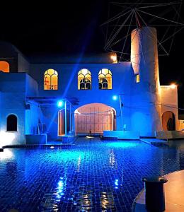 una piscina cubierta por la noche con iluminación azul en The Oia Pai Resort, en Pai