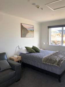 Voodi või voodid majutusasutuse Nugget View Kaka Point Motels toas