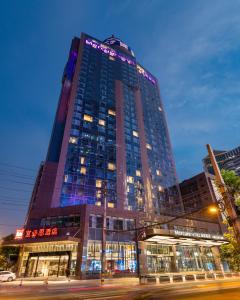 成都Chengdu Taikoo Li Chunxi Mercure Hotel的侧面有灯的高楼