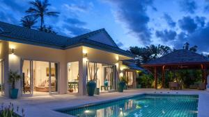 una villa con piscina di notte di 3 BR Villa Baan Khwam Rak, seconds to beach a Lamai Beach