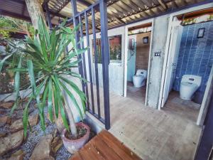 ムアクレクにあるCamp NYS Campsiteのトイレが2つとヤシの木があるバスルーム +75枚の写真