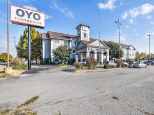 a town house with a sign in front of it at OYO Townhouse Oklahoma City Airport in Oklahoma City