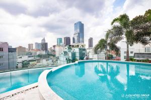 Swimmingpoolen hos eller tæt på A&EM Saigon Hotel