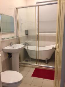 ein Badezimmer mit einer Badewanne, einem WC und einem Waschbecken in der Unterkunft My happiness baking room in Shunan