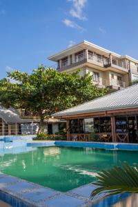 een zwembad voor een gebouw bij Rawis Resort Hotel and Restaurant in Borongan