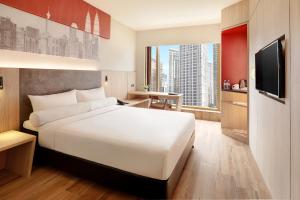 A bed or beds in a room at ibis Kuala Lumpur City Centre