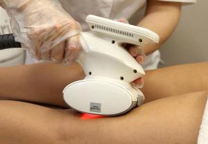 a woman with a massage machine on her stomach at Vittoria Wellness in San Giuseppe Vesuviano