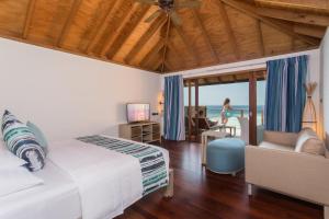 Postel nebo postele na pokoji v ubytování Vilamendhoo Island Resort & Spa