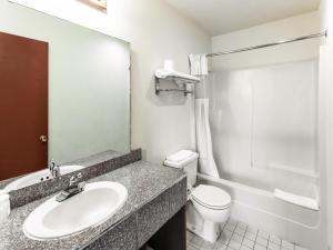 Ein Badezimmer in der Unterkunft Arlington Motor Inn