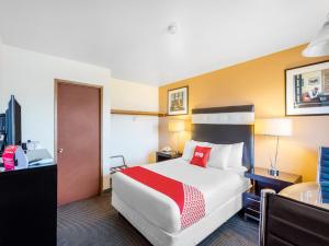 Ein Bett oder Betten in einem Zimmer der Unterkunft Arlington Motor Inn