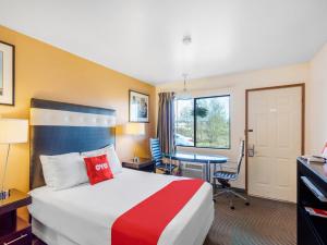 Ein Bett oder Betten in einem Zimmer der Unterkunft Arlington Motor Inn