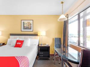 Ein Bett oder Betten in einem Zimmer der Unterkunft Arlington Motor Inn