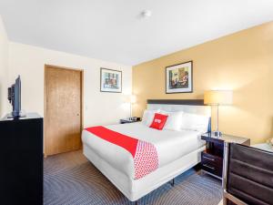 Ein Bett oder Betten in einem Zimmer der Unterkunft Arlington Motor Inn