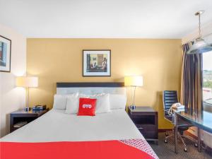Ein Bett oder Betten in einem Zimmer der Unterkunft Arlington Motor Inn