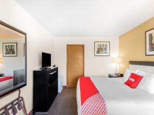 Ein Bett oder Betten in einem Zimmer der Unterkunft Arlington Motor Inn