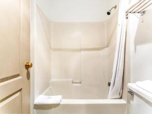 Ein Badezimmer in der Unterkunft Arlington Motor Inn