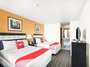 Ein Bett oder Betten in einem Zimmer der Unterkunft Arlington Motor Inn