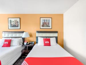 Ein Bett oder Betten in einem Zimmer der Unterkunft Arlington Motor Inn