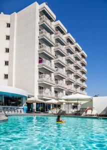 Bazén v ubytování TSANotel nebo v jeho okolí