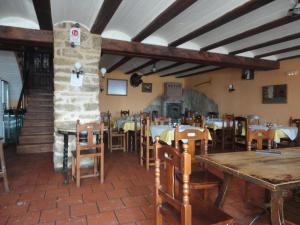 A restaurant or other place to eat at Hostal Venta Liara