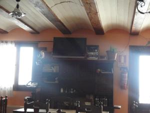 A television and/or entertainment centre at Hostal Venta Liara
