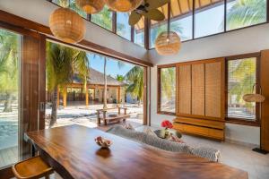 嫩不臘拉的住宿－Manduna Resort，用餐室配有大型木桌和椅子