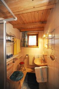 baño pequeño con lavabo y bañera en Maurer Ferienwohnungen, en Bodenmais