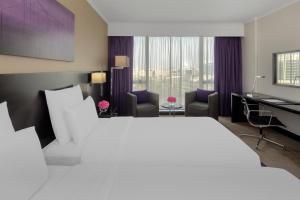 Кровать или кровати в номере Pullman Dubai Creek City Centre