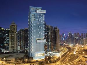 Un palazzo alto in una città di notte di Taj Jumeirah Lakes Towers a Dubai