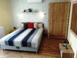 מיטה או מיטות בחדר ב-Tulipán Apartman