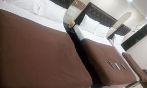 Postel nebo postele na pokoji v ubytování Hotel Qamar