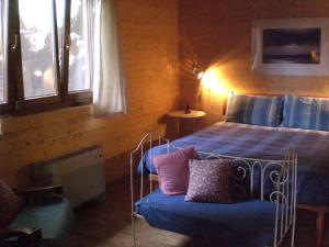 1 dormitorio con cama, sofá y ventanas en Pera Rionda, en Caprie
