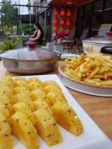 un plato de comida con papas fritas en una mesa en Best Stay Hostel At Lanta en Ko Lanta