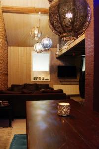 un soggiorno con tavolo e divano di B&B Casa Luna Loft a Dendermonde