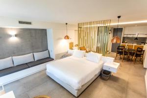 Posteľ alebo postele v izbe v ubytovaní Anemolia Parga Suites