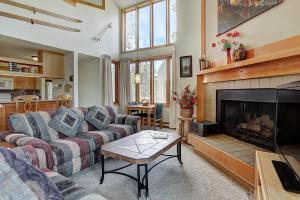 salon z kanapą i kominkiem w obiekcie 2072 The Pines Condo w mieście Keystone +35 zdjęć