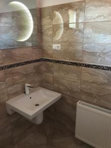 Vannituba majutusasutuses Elringat-lak Apartmanház +12 fotot