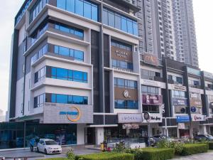 un edificio alto con una macchina parcheggiata di fronte di OYO 89576 Mokka Hotel a Kuala Lumpur