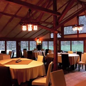 Um restaurante ou outro lugar para comer em house in the woods