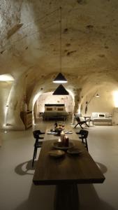 a dining room with a table and chairs in a tunnel at StageROOM01 - Matera in Matera