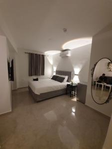 1 dormitorio con 1 cama grande y espejo en The boutique en Jerusalem