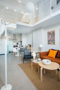 een woonkamer met een bank en een tafel bij HOMEABOUT RETIRO Apartment II in Madrid
