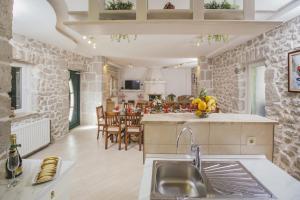 een keuken met een wastafel en een aanrecht bij Luxury villa Luck in Imotski, private pool in Imotski